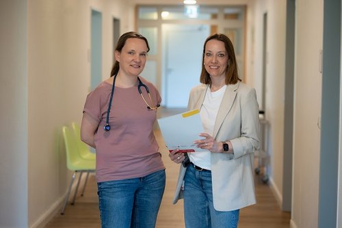 Die Kinderärztin Claudia Römer und Babylotsin Sabrina Schröder in der Kinderarztpraxis am Kinderkrankenhaus Wilhelmstift